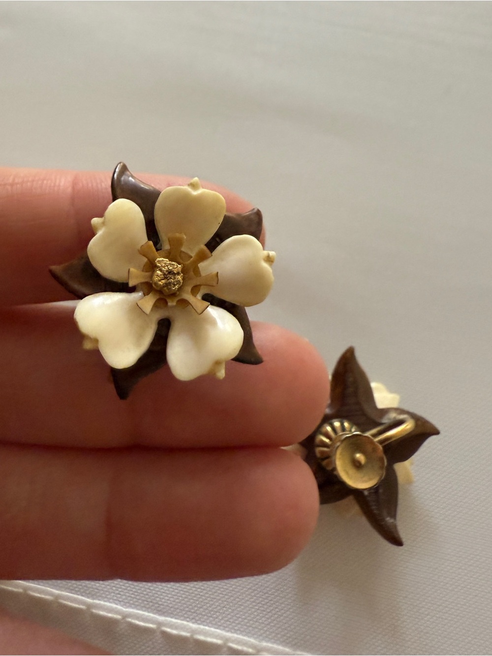 1960s Mod Flower Power Gogo Twiggy Earrings - Picture 4 of 7